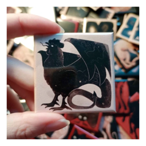 Przypinka 50x50mm Bazyliszek