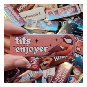 Przypinka 25×70 mm Tits enjoyer