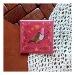 Przypinka 50×50 mm Owocożer różowogłowy