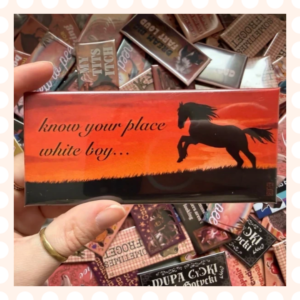 Przypinka 54×120 mm Know your place white boy…