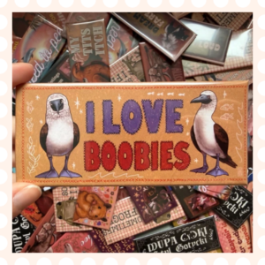 Przypinka 54×120 mm I love boobies