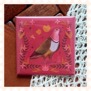 Przypinka 50×50 mm Owocożer różowogłowy