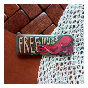 Przypinka 25×70 mm Free hugs