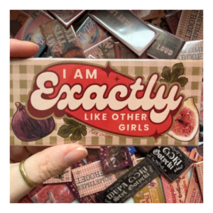 Przypinka 54×120 mm I am exactly like other girls