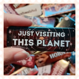 Przypinka 25×70 mm Just visiting this planet
