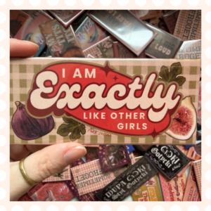 Przypinka 54×120 mm I am exactly like other girls