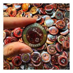 Przypinka 32 mm Adventure Seeker