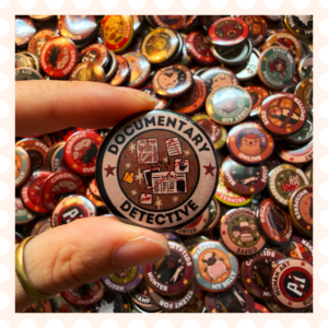 Przypinka 32 mm Documentary Detective