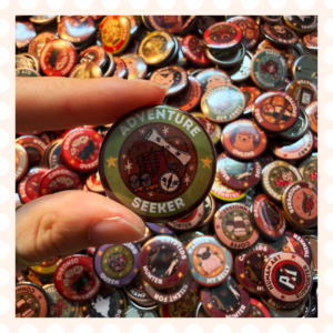 Przypinka 32 mm Adventure Seeker